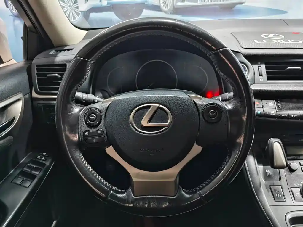 Photo 3 - Lexus CT