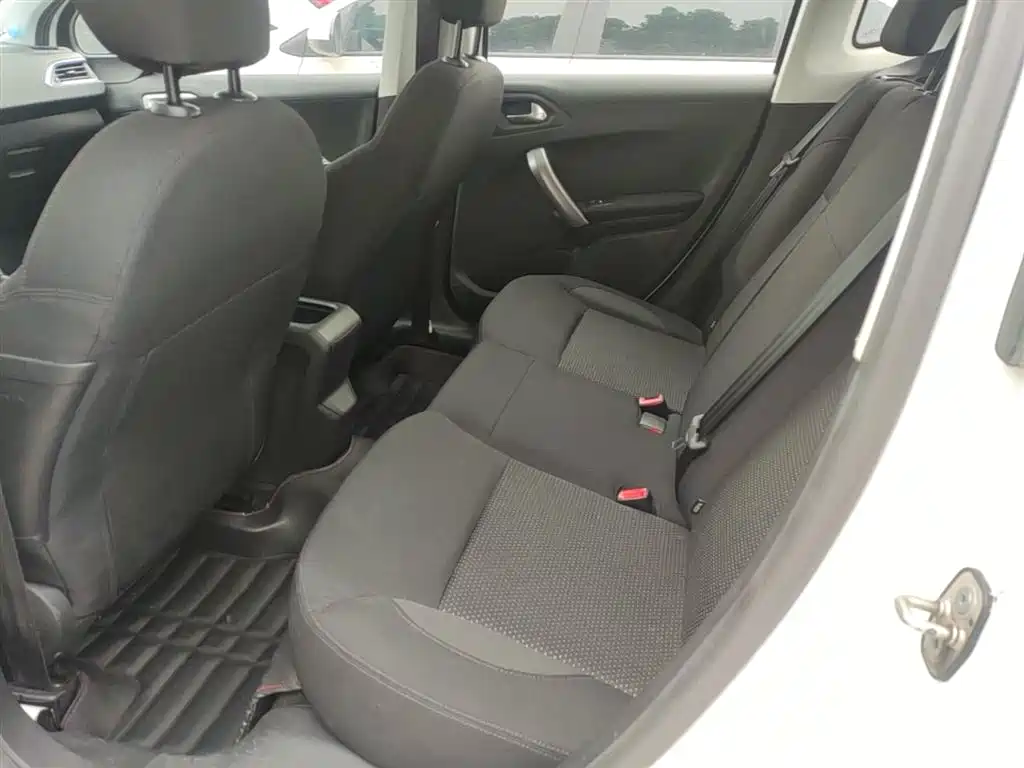 Peugeot 2008 2014 1.6L Automatic Fashion Edition фото 17