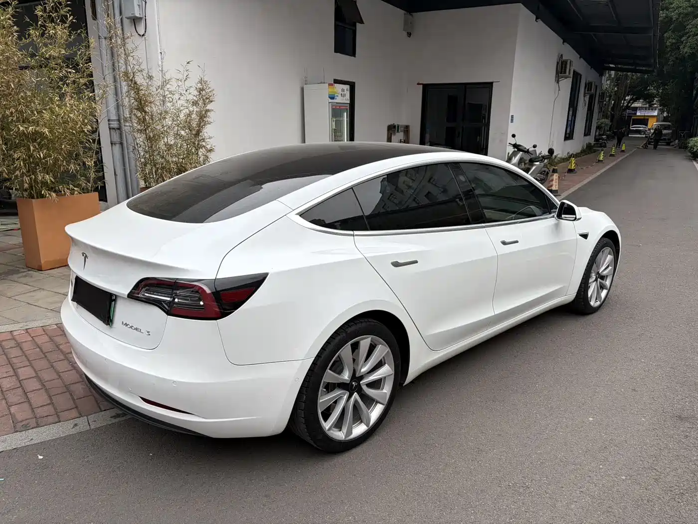 TESLA MODEL 3