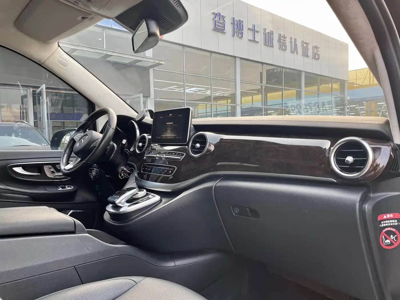 Mercedes-Benz V-Class 2017 Model V 260 L Premium Extended Edition фото 3