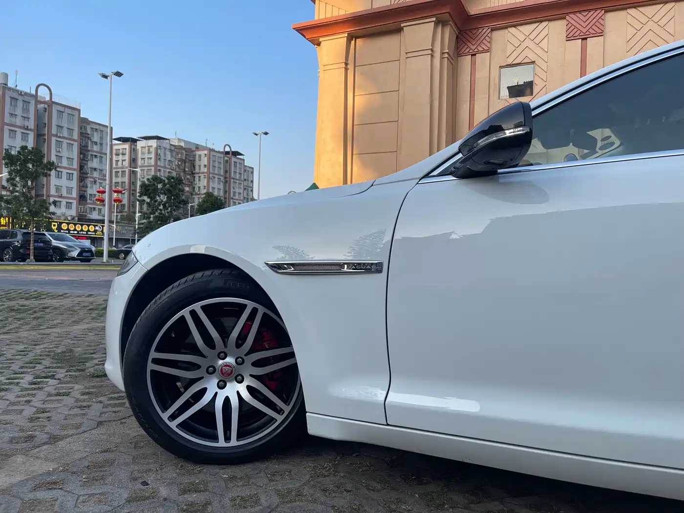 JAGUAR XJ