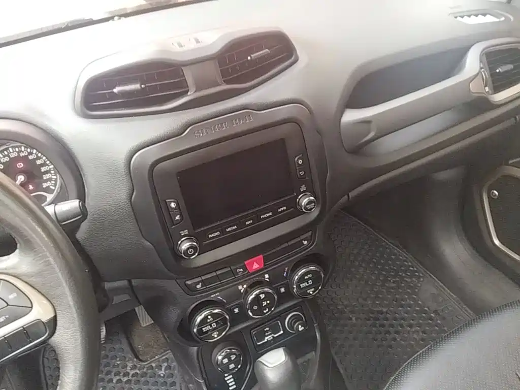 Photo 13 - Jeep Renegade
