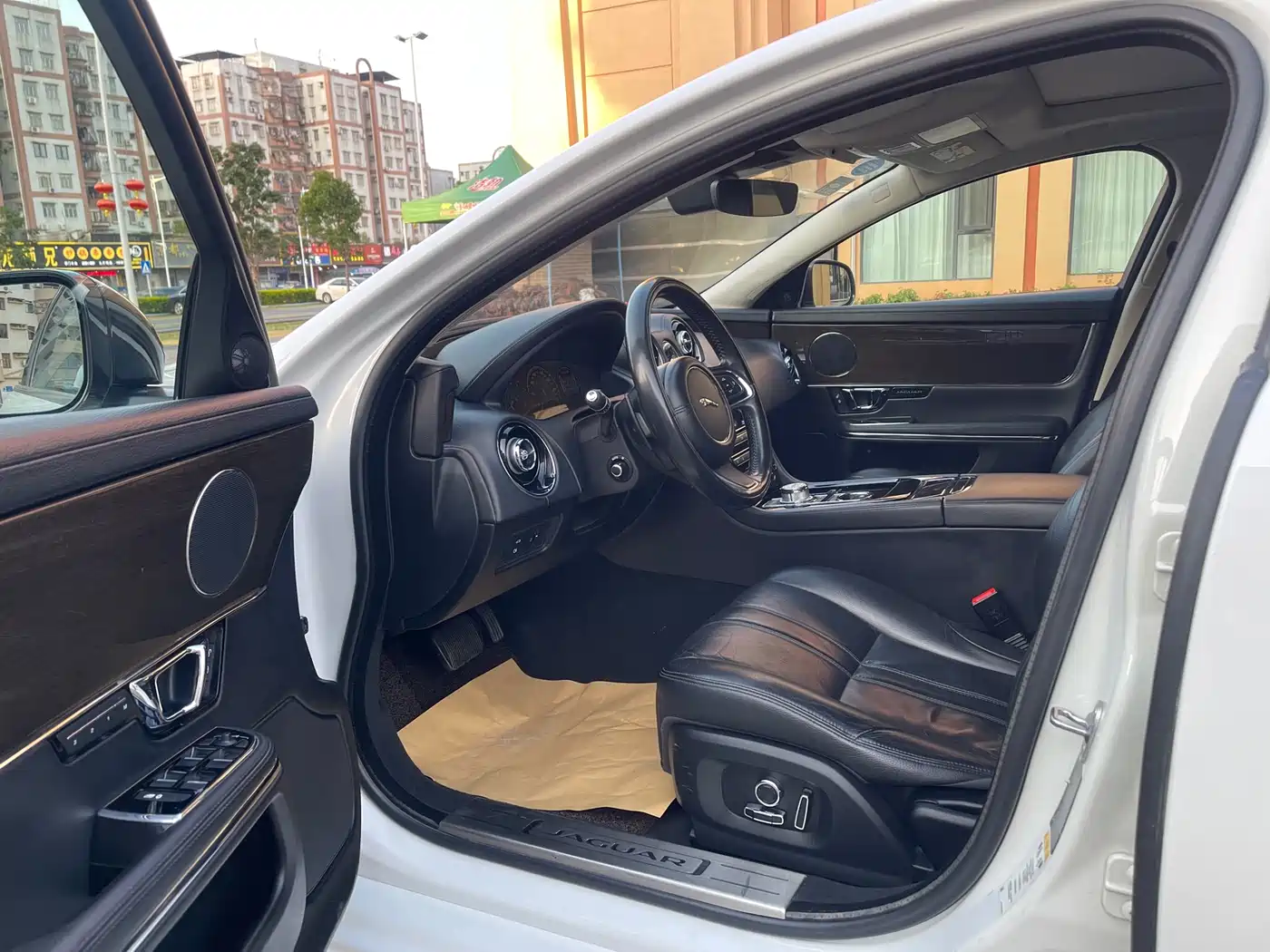 JAGUAR XJ