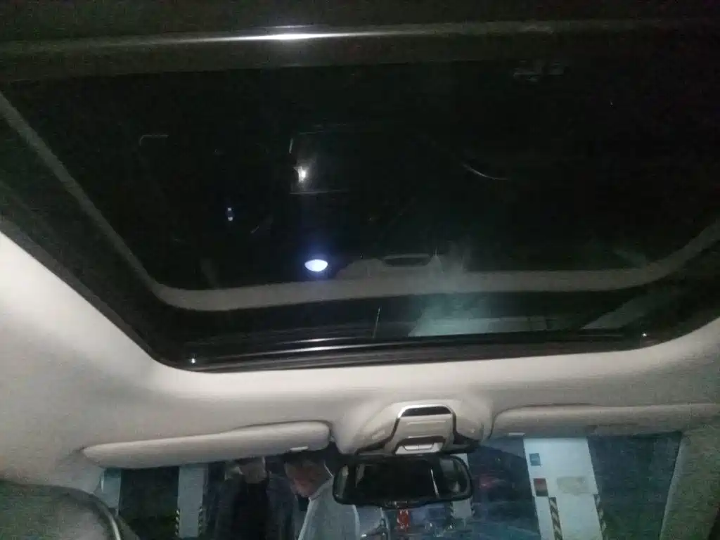 Фото 9 - Geely Atlas