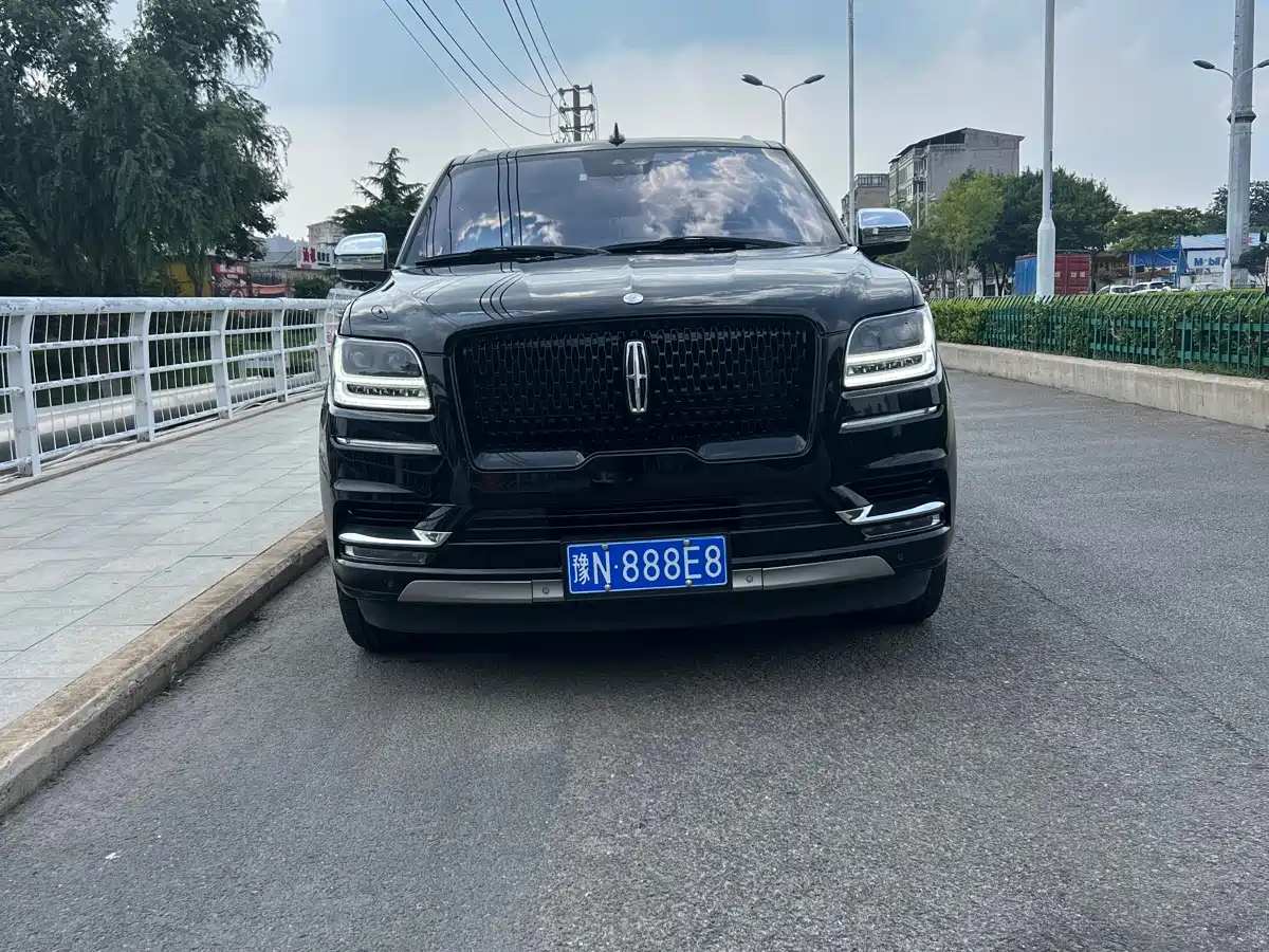 Фото 1 - Lincoln Navigator