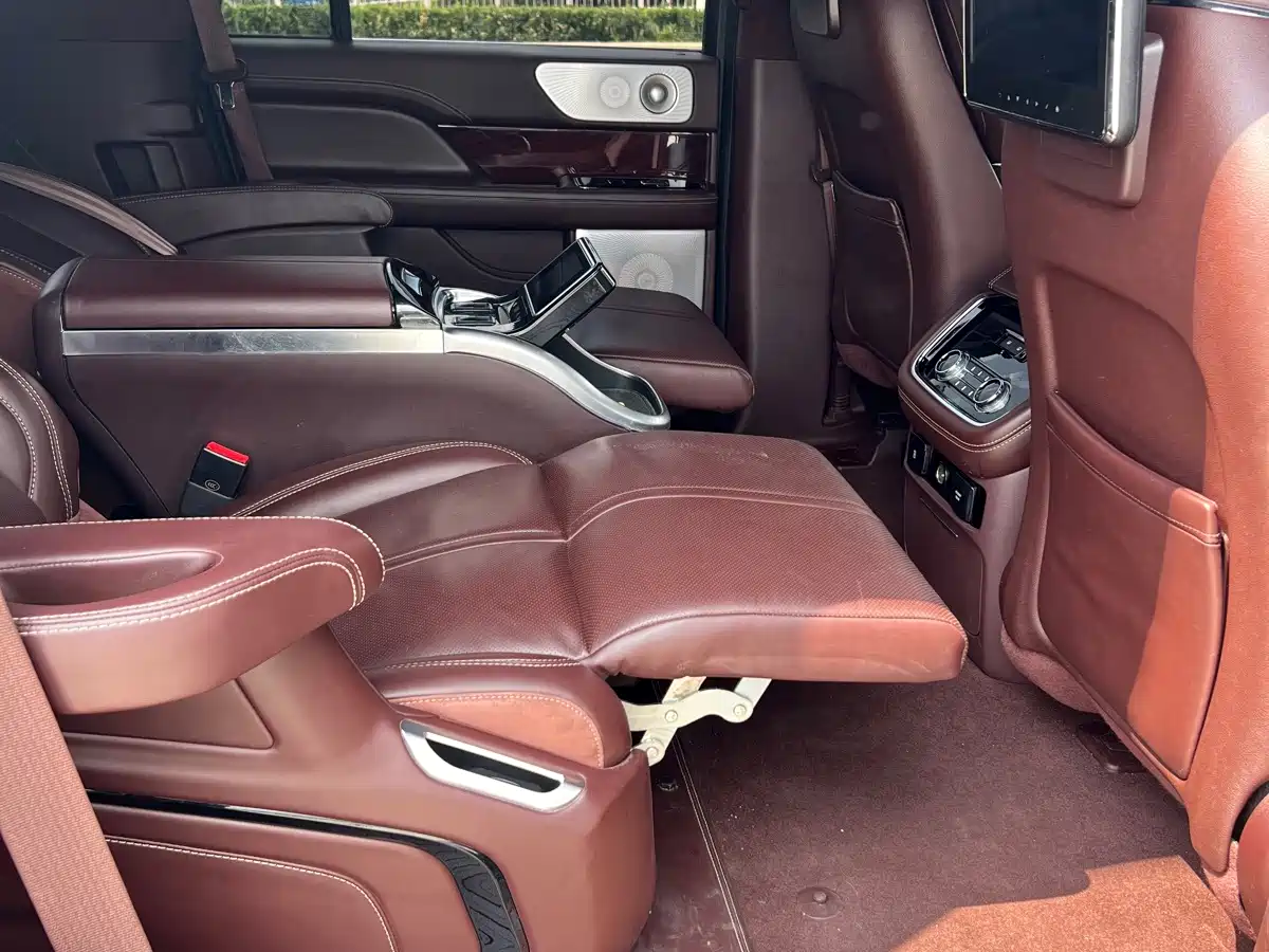 Фото 10 - Lincoln Navigator