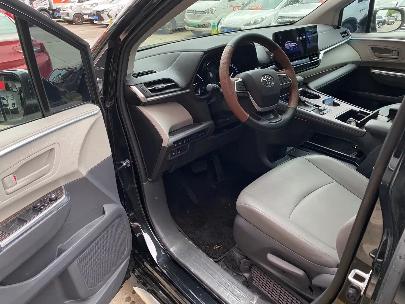 Toyota Granvia 2024 2.5L Hybrid Comfort фото 8