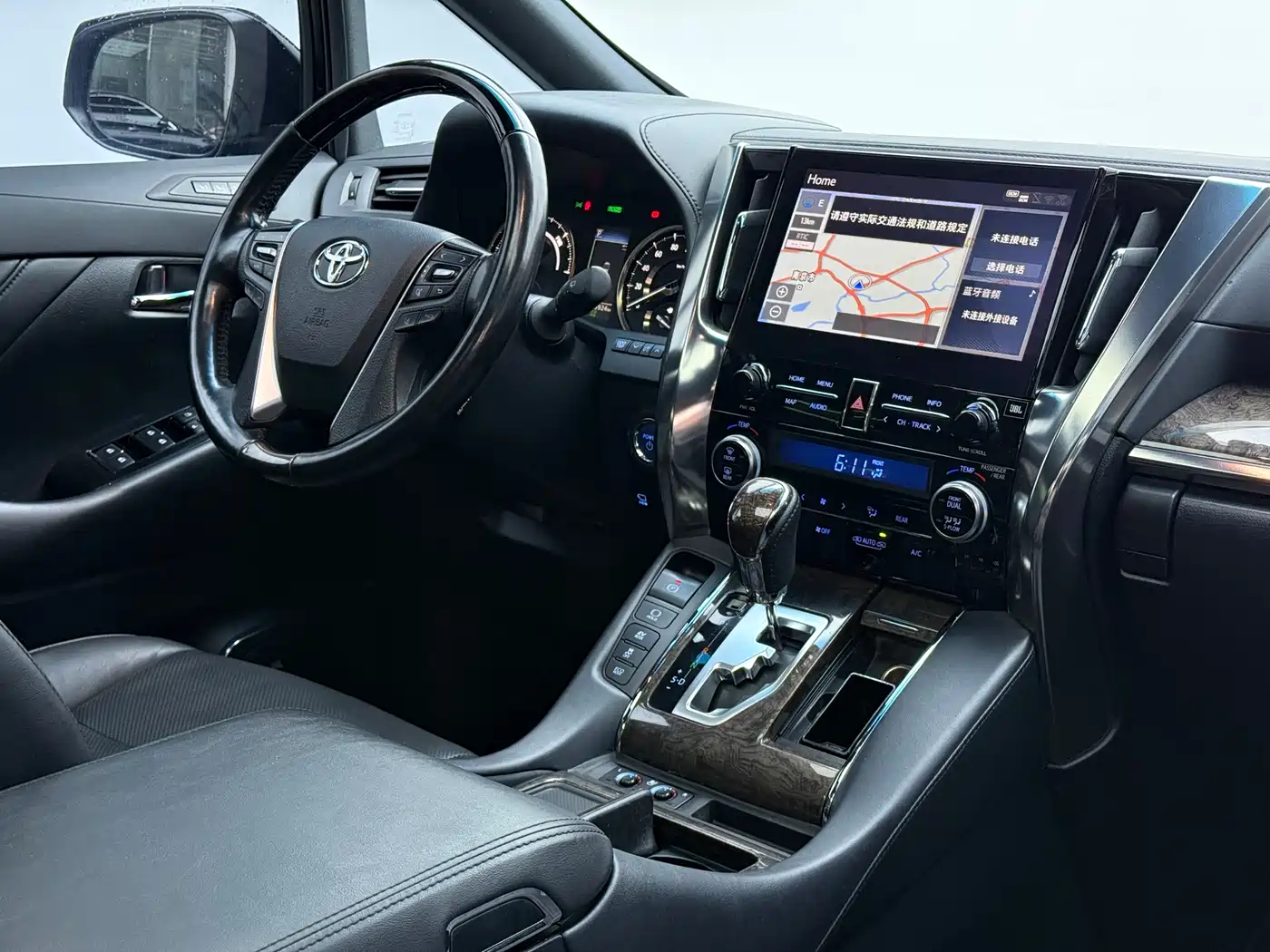 Toyota Vellfire 2020 Twin Engine 2.5L HV Premium Edition фото 4