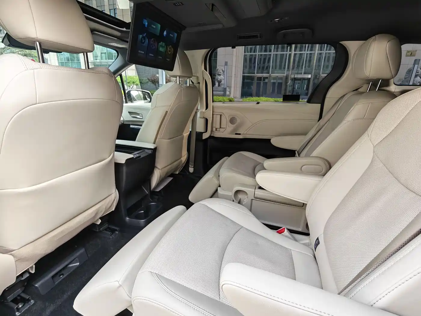 Toyota Sienna 2024 2.5L Hybrid 4WD Premium Edition фото 23