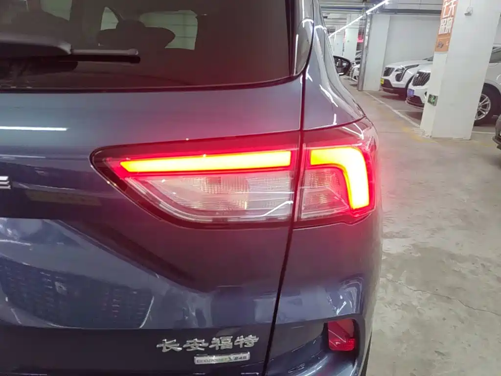 Photo 8 - Ford Escape