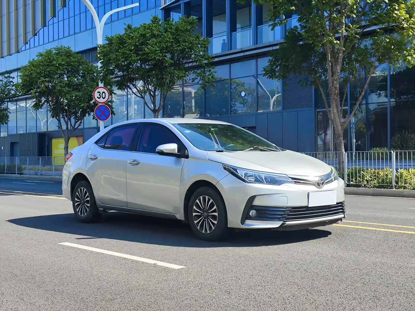 Toyota Corolla 2017 Facelift 1.2T S-CVT GL фото 3