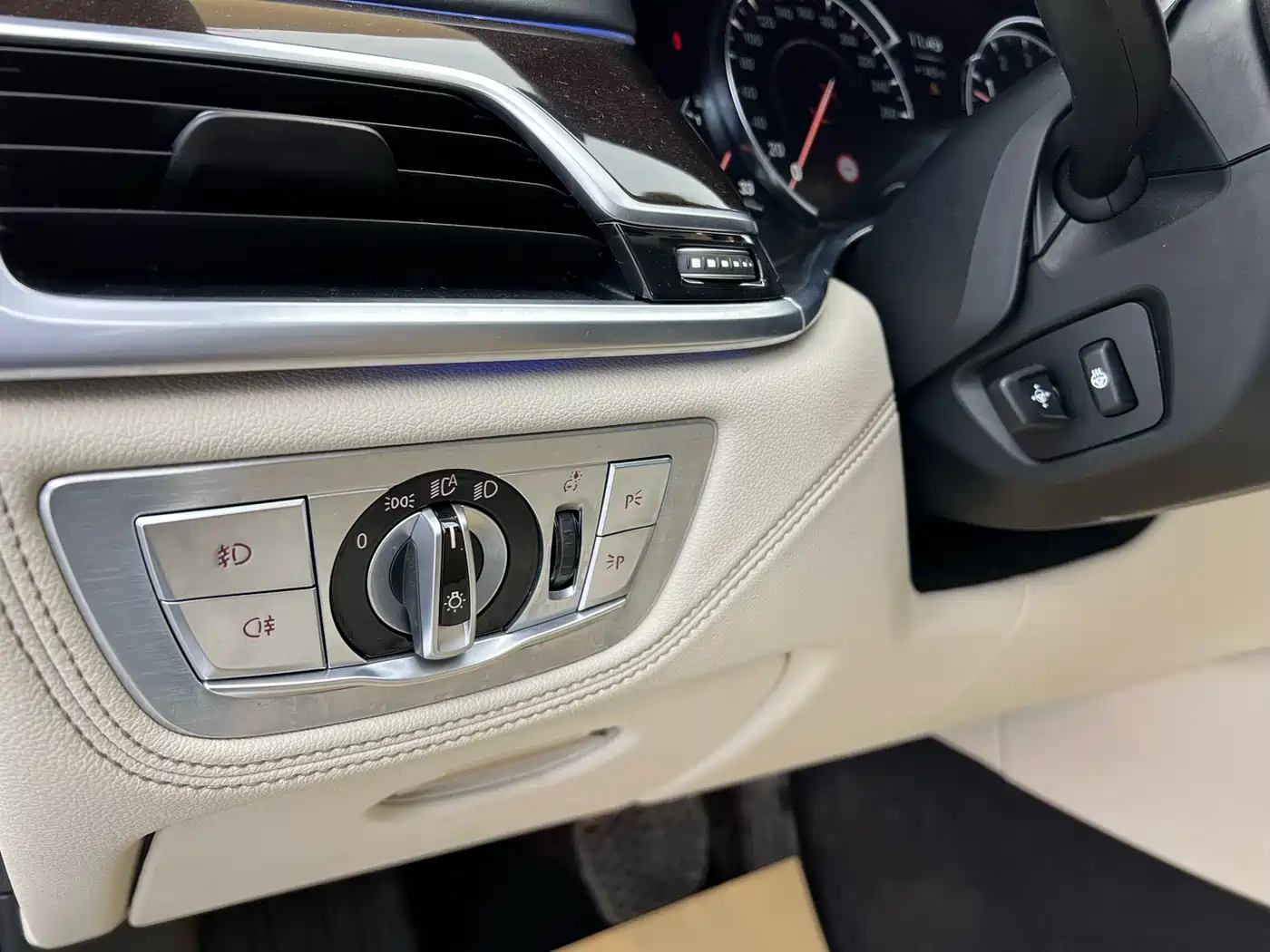 BMW 7 Series 2016 740Li Premium фото 8