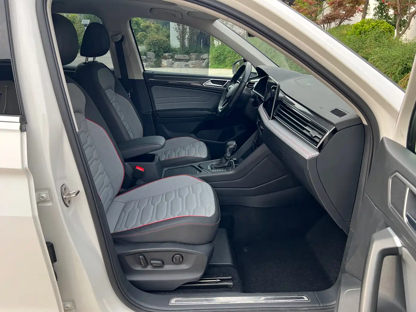 Volkswagen Tiguan L PHEV 2022 430PHEV Plug-in Hybrid Flagship Edition фото 18