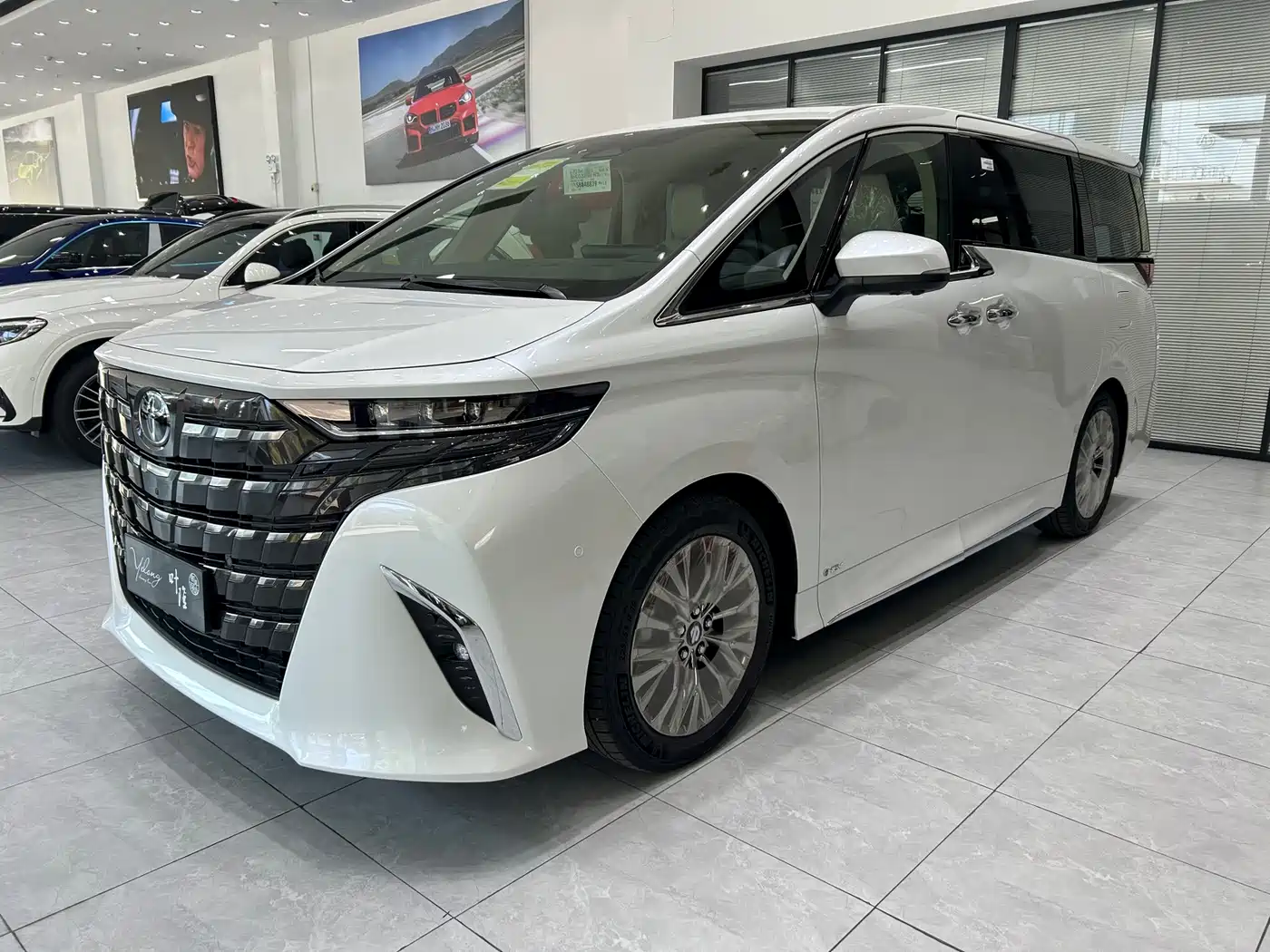 Toyota Alphard 2025 Hybrid 2.5L Ultimate Gold Edition фото 3