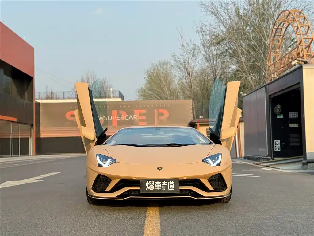 LAMBORGHINI AVENTADOR