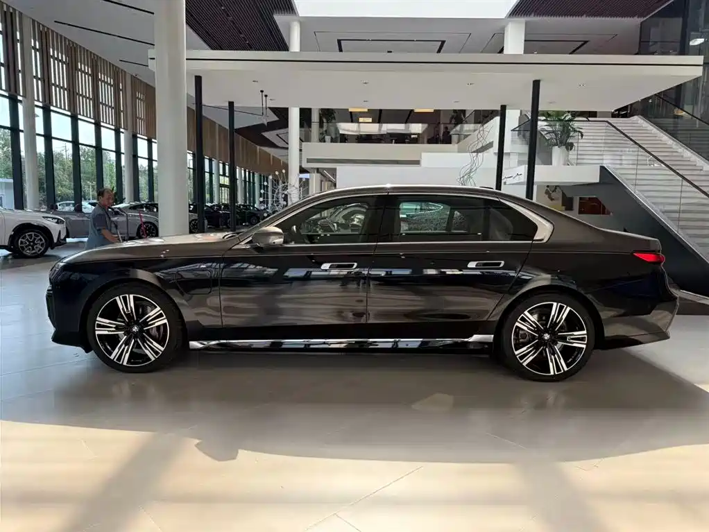 BMW I7