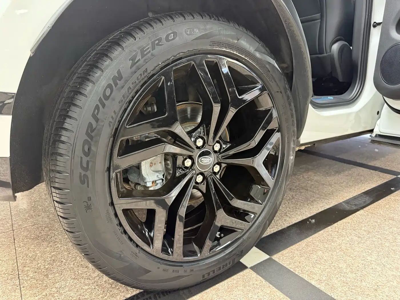 Land Rover Range Rover Evoque 2020 Model 249PS R-DYNAMIC S Gloss Black Sport Tech Edition фото 32