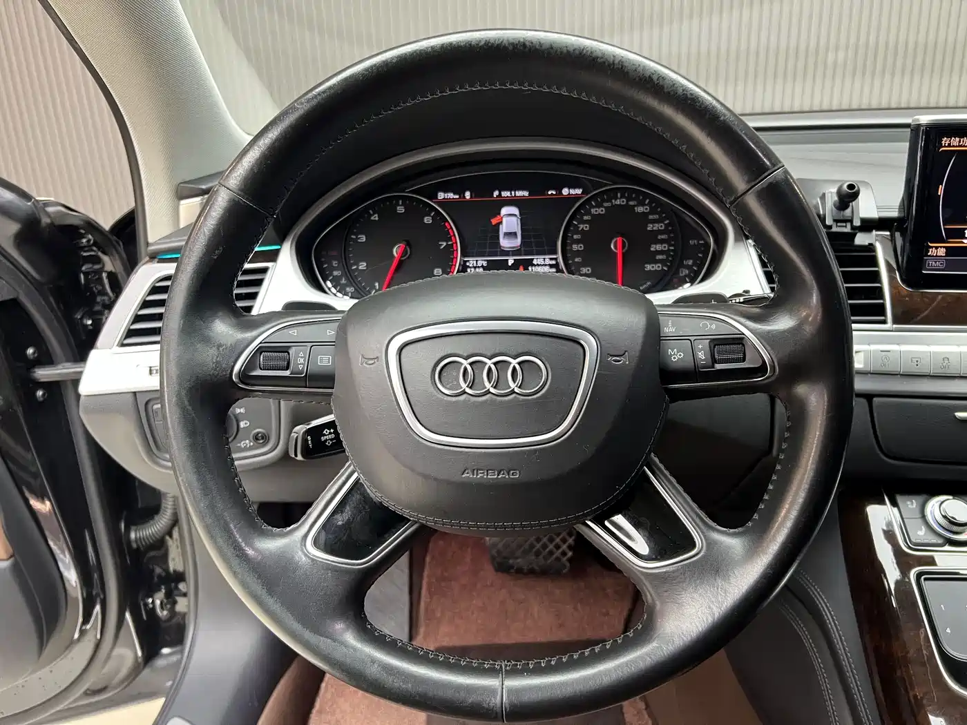 Фото 11 - Audi A8