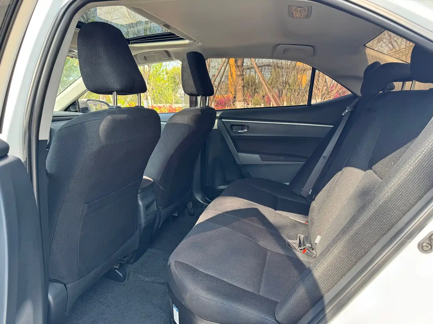 Toyota Corolla Twin Engine E+ 2019 1.8L E-CVT Leading Edition фото 5