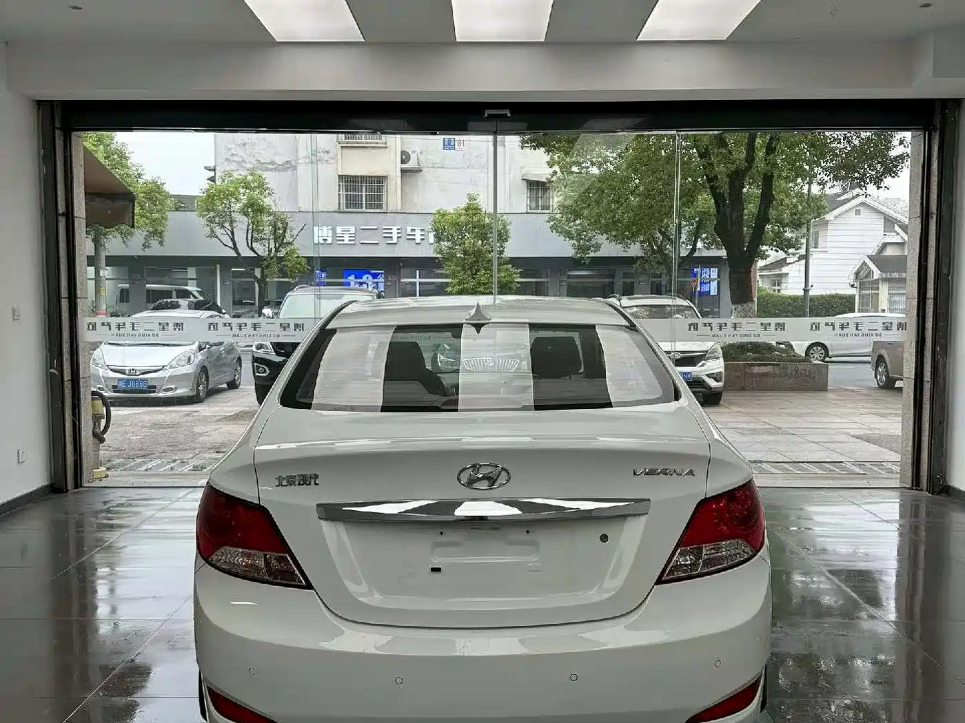Hyundai Verna 2010 Sedan 1.4L Automatic Fashion GT фото 8