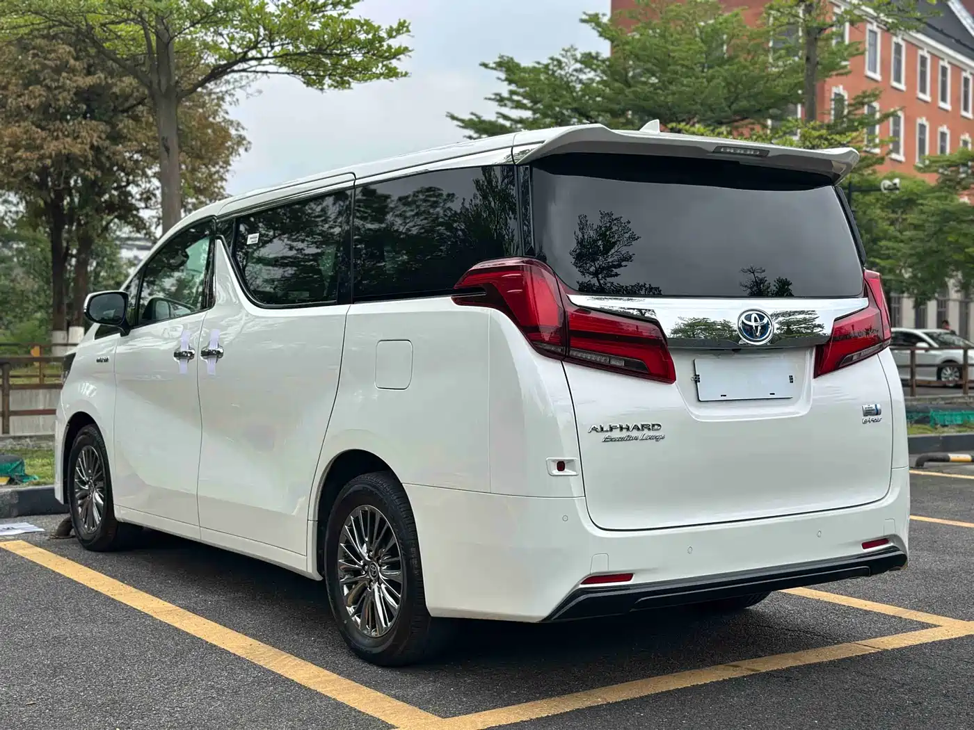 Toyota Alphard 2020 Hybrid 2.5L Premium Edition фото 4
