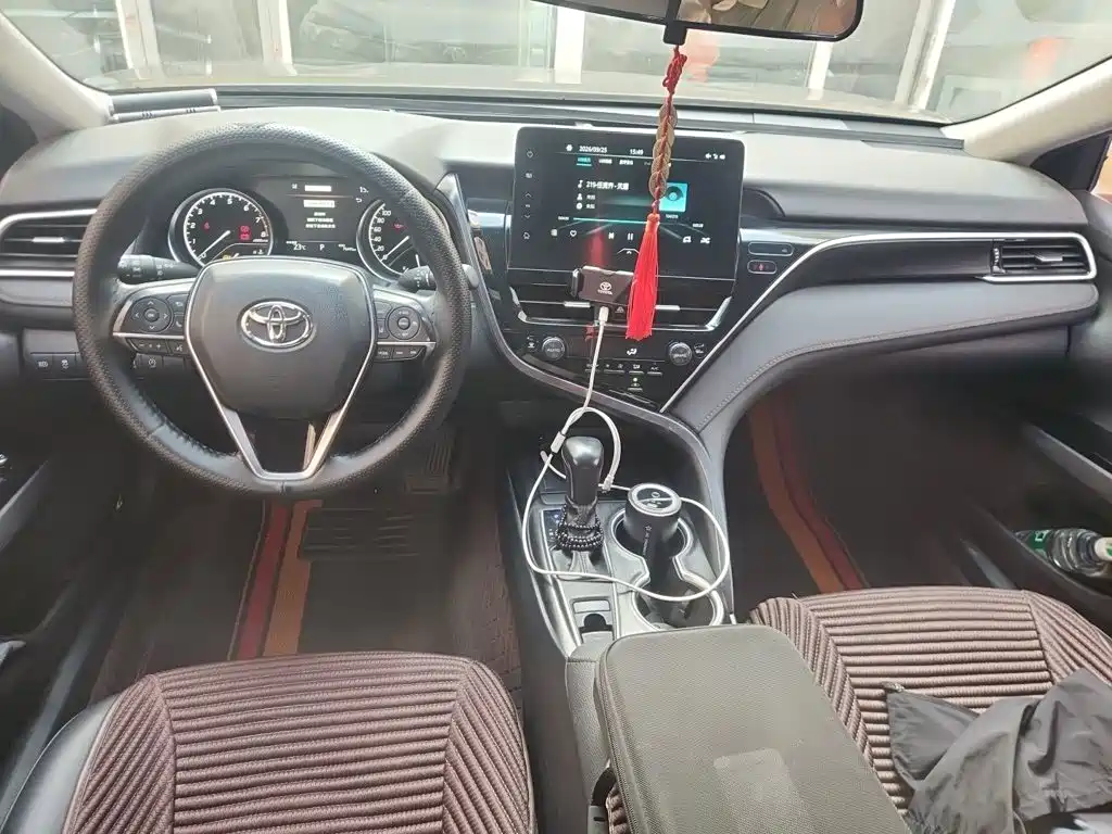 Фото 13 - Toyota Camry