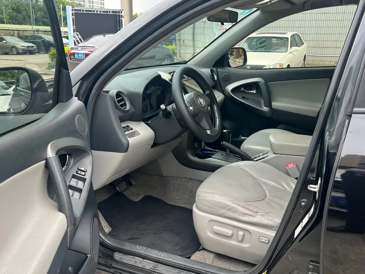 Toyota RAV4 Rongfang 2010 2.4L Automatic Luxury Upgrade Edition фото 4
