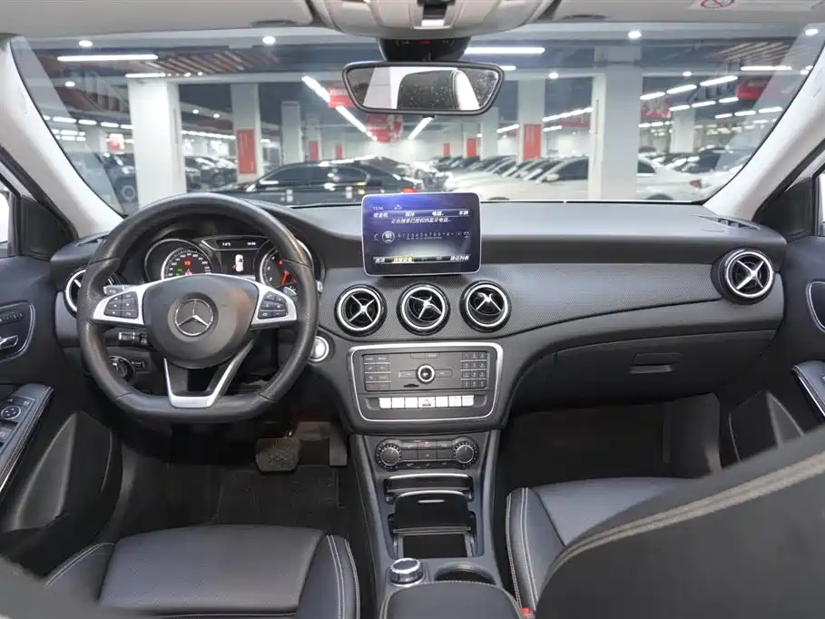 Mercedes-Benz GLA 2018 GLA 200 Dynamic фото 7