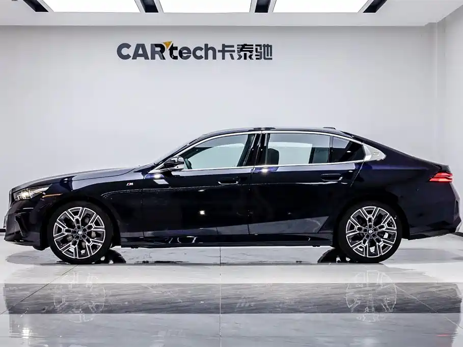 BMW 5 Series 2025 530Li Premium M Sport Package фото 3