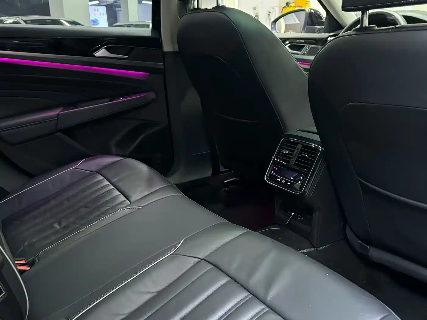 Volkswagen Passat 2023 330TSI Luxury Edition фото 6