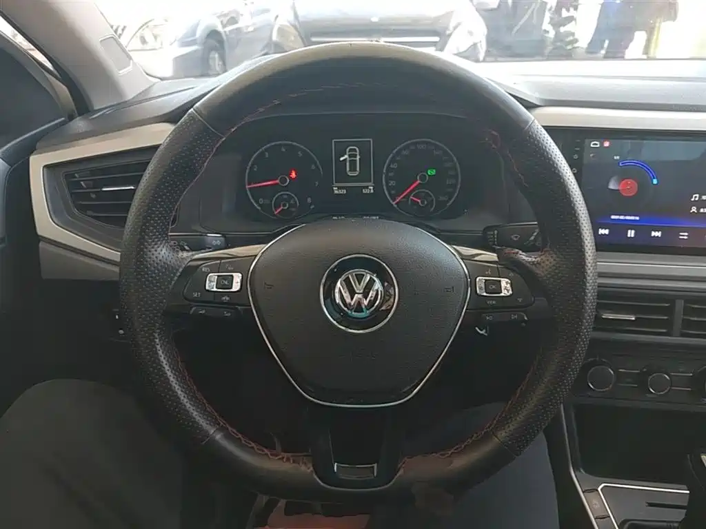 VOLKSWAGEN POLO