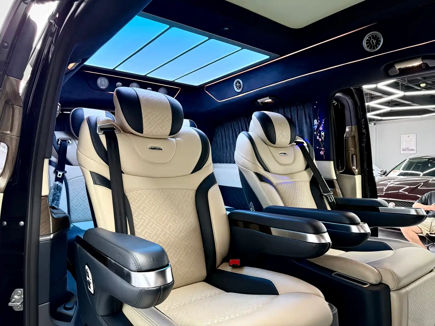 Mercedes-Benz V-Class 2021 V 260 L Long Wheelbase Luxury Edition фото 16