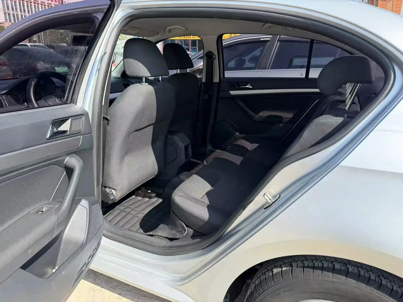 Volkswagen Lavida 2015 1.6L Manual Trend Edition фото 4