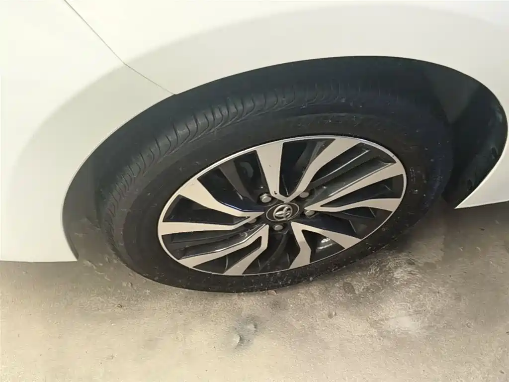 Toyota Corolla Twin Engine E+ 2019 1.8L E-CVT Leading Edition фото 23
