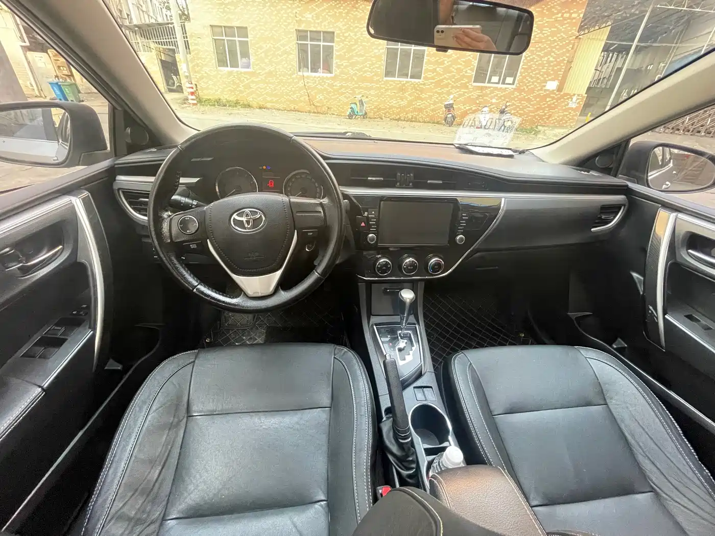 Toyota Corolla 2014 1.6L CVT GL-i Leather Edition фото 6