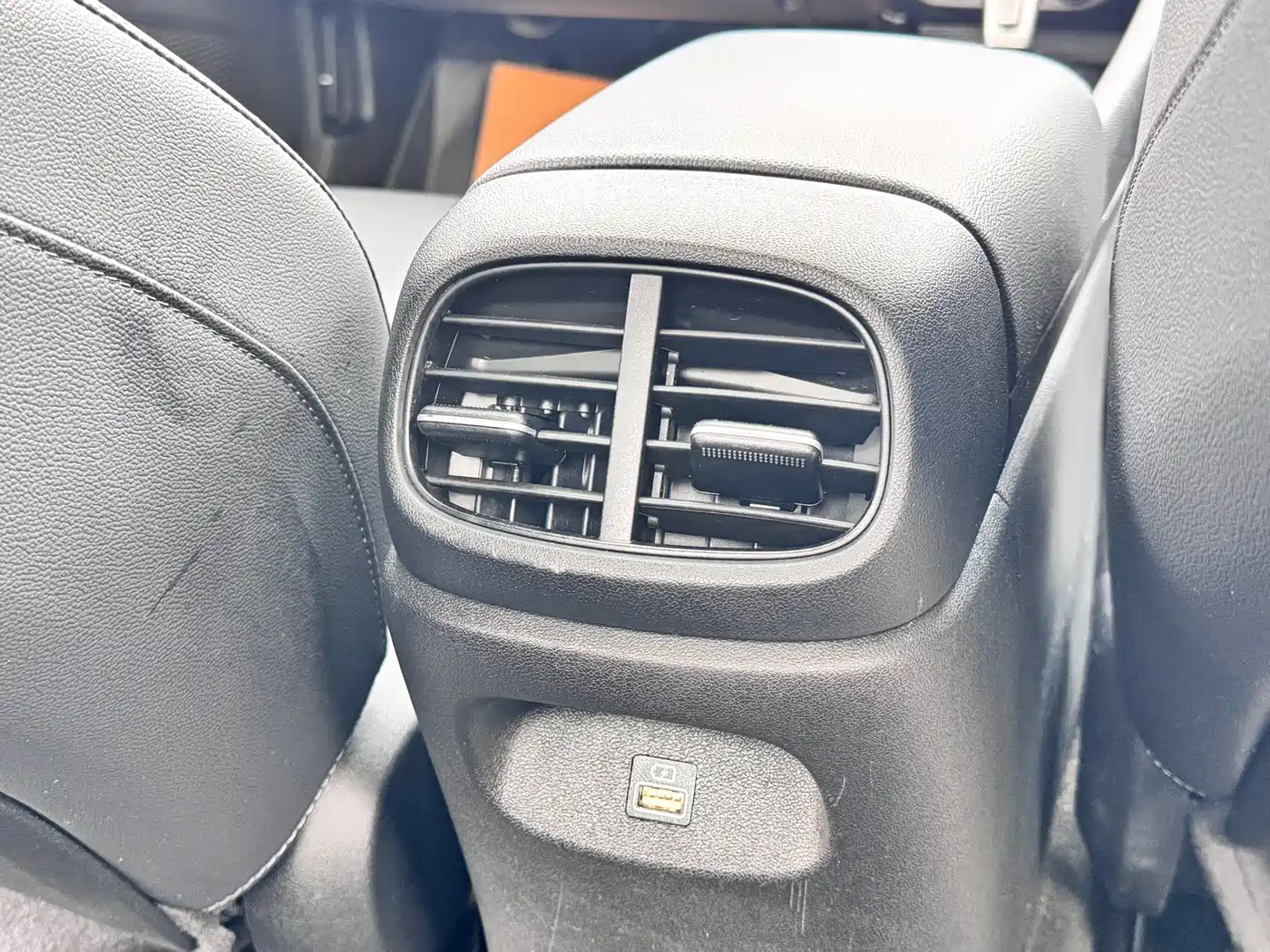 Hyundai Elantra 2022 1.5L CVT LUX Premium Edition фото 18