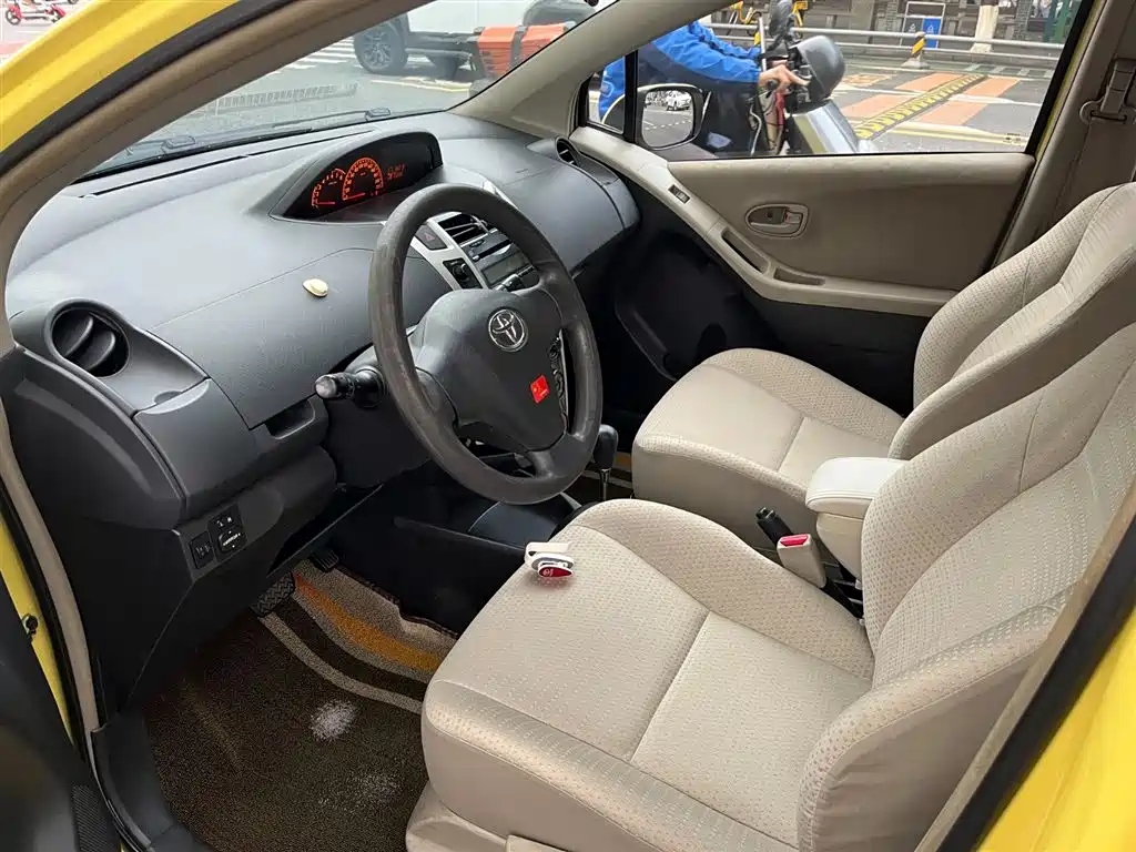 Toyota Yaris 2011 1.6E Auto Charm Edition фото 9