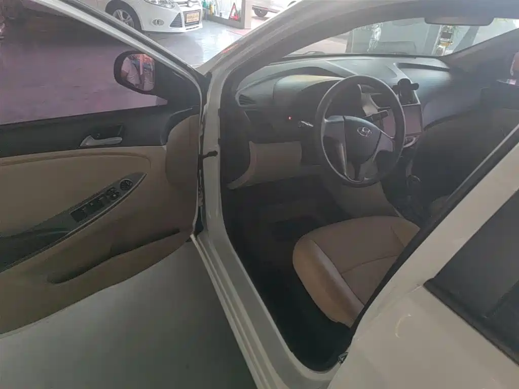 Hyundai Verna 2014 1.4L Automatic Smart GLS фото 16