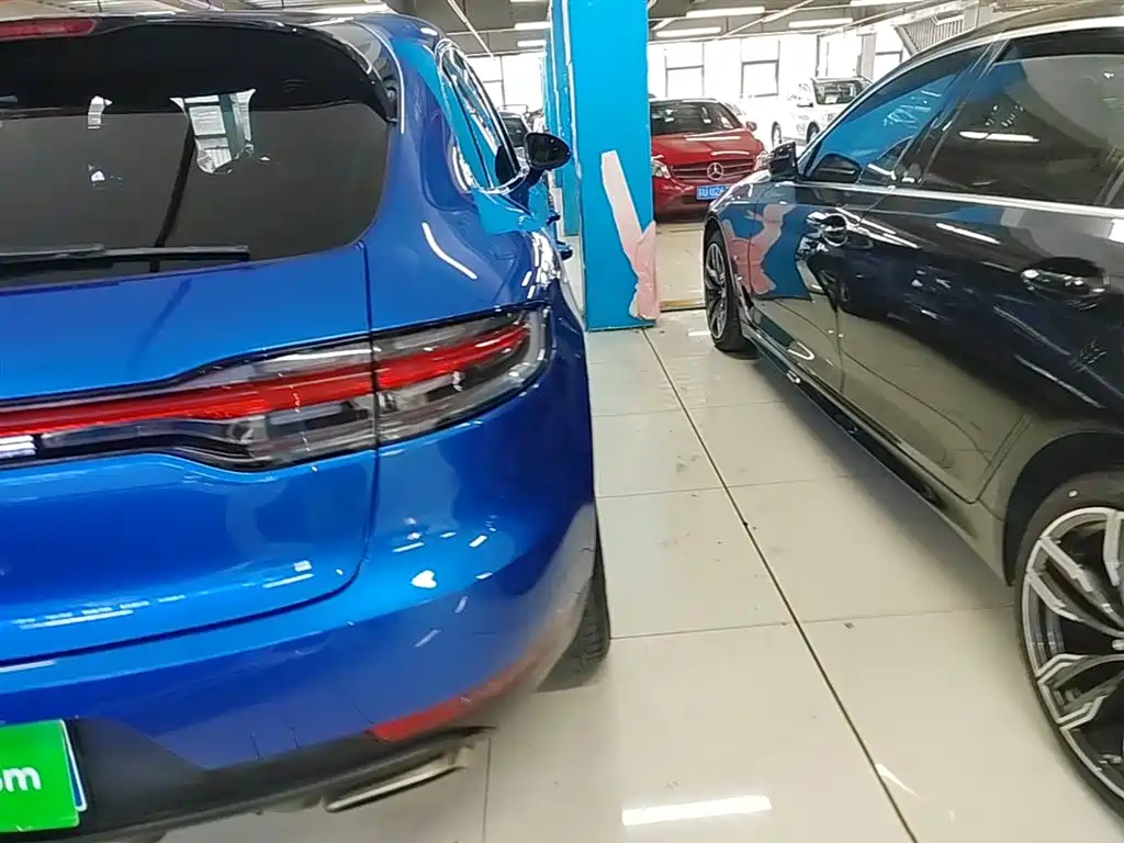 PORSCHE MACAN