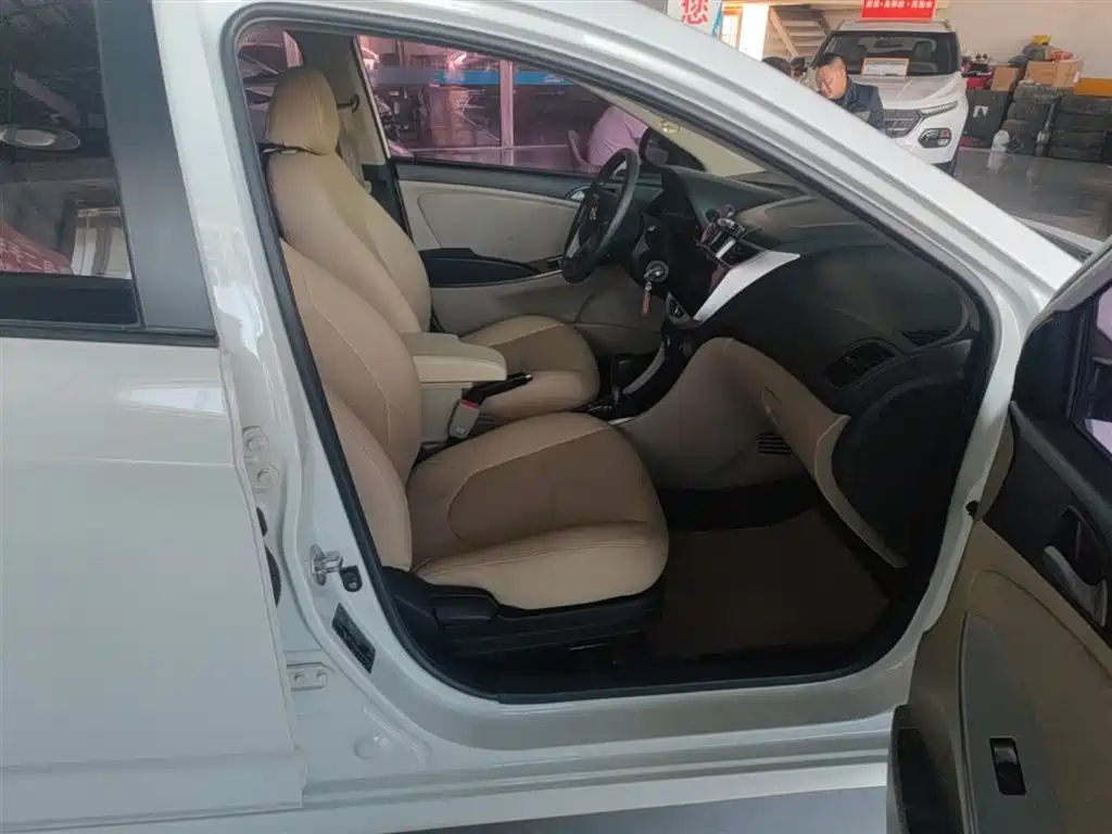 Hyundai Verna 2014 1.4L Automatic Smart GLS фото 25