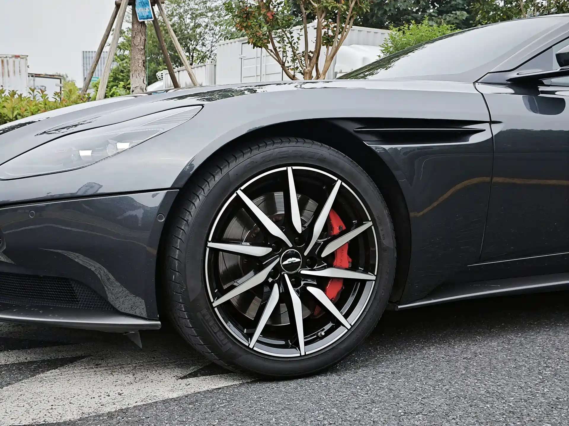Фото 4 - Aston Martin DB11