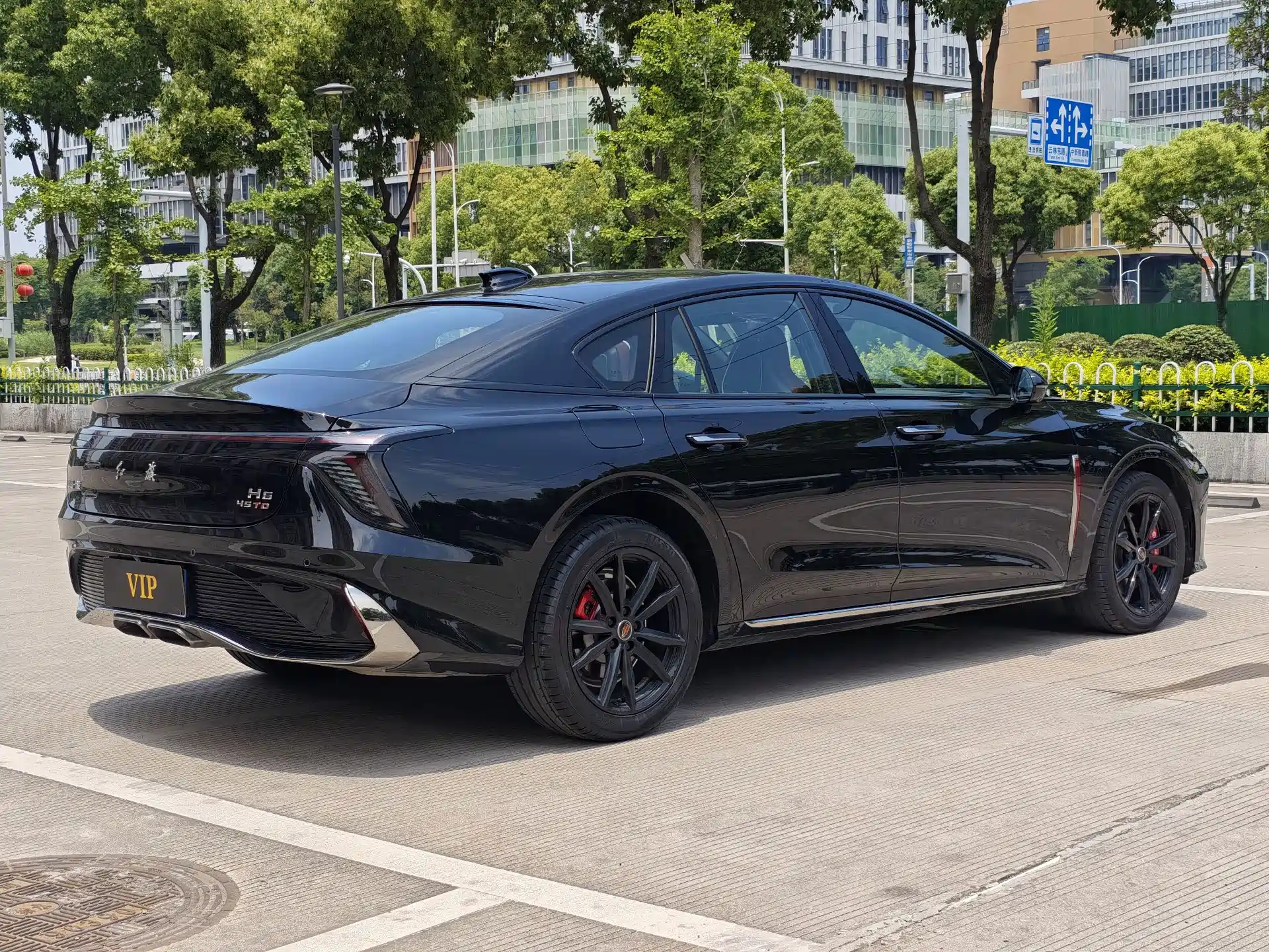 Фото 15 - Hongqi H6