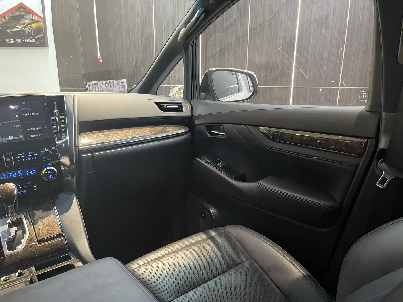Toyota Alphard 2021 Hybrid 2.5L Premium фото 12