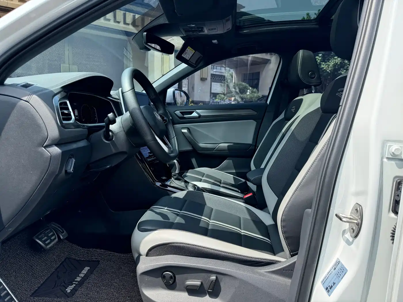 VOLKSWAGEN T-ROC EXPLORING SONGS