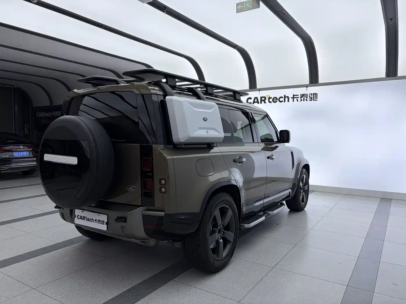 Land Rover Defender 2022 110 P400 Dark Special Edition фото 5