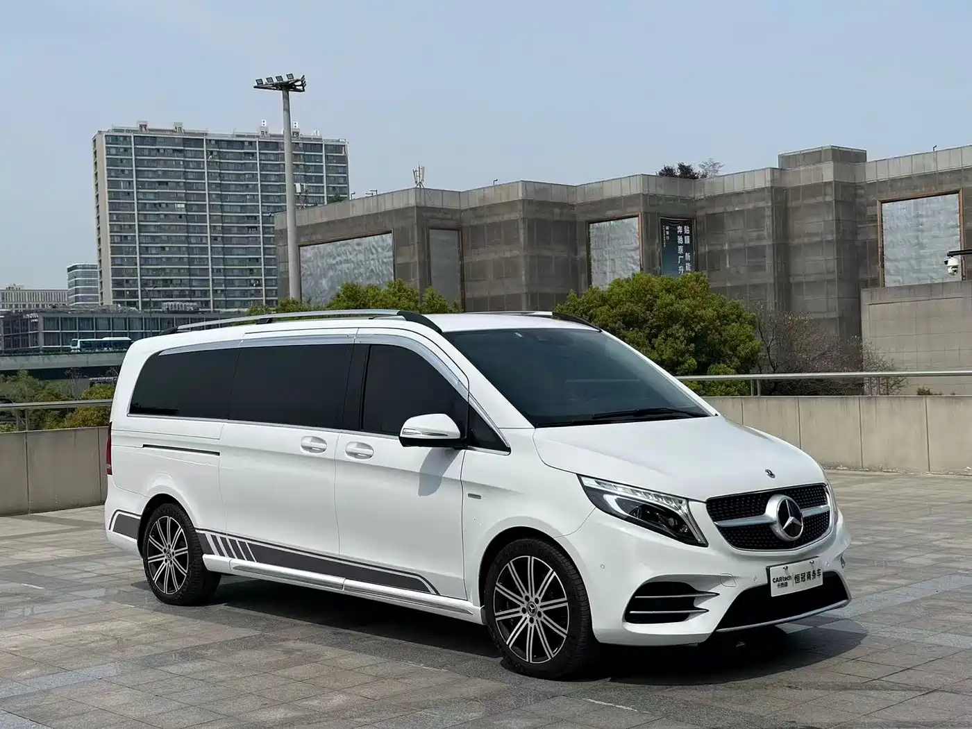 Mercedes-Benz V-Class 2022 V 260 L Long Wheelbase Luxury Edition фото 3