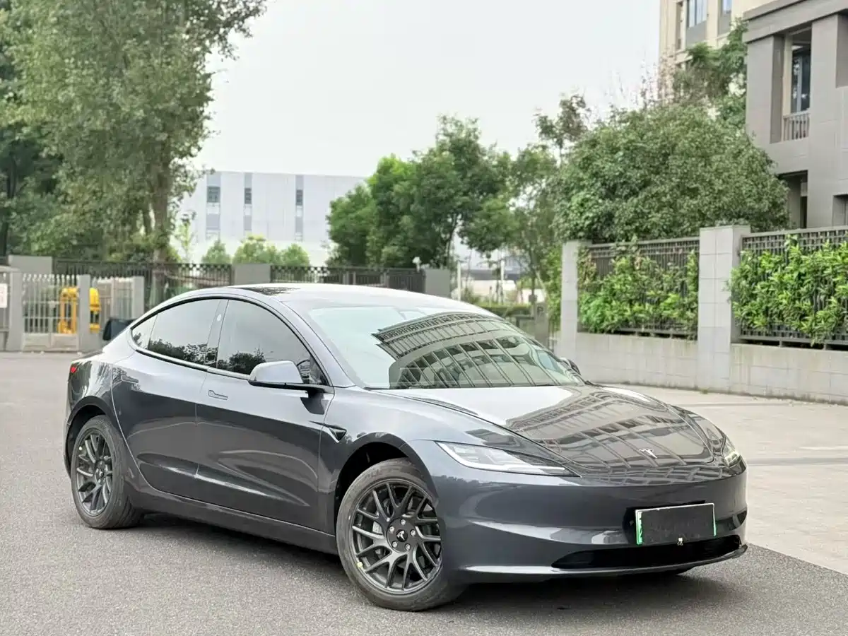 Фото 2 - Tesla Model 3
