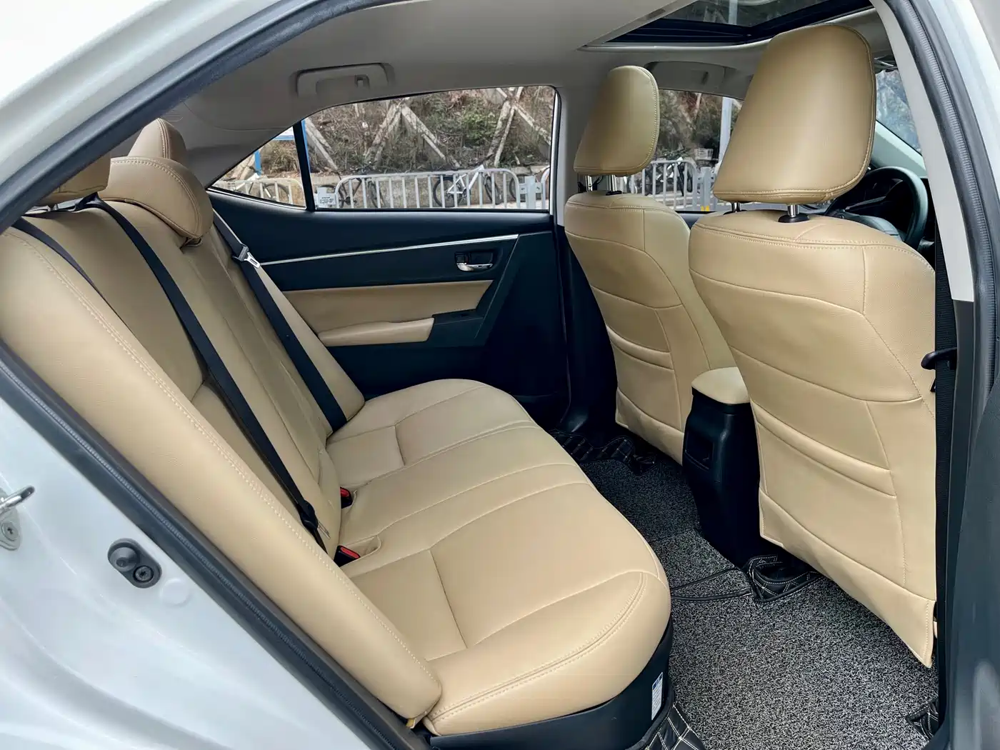 Toyota Corolla Twin Engine E+ 2020 1.8L E-CVT Comfort Edition фото 11