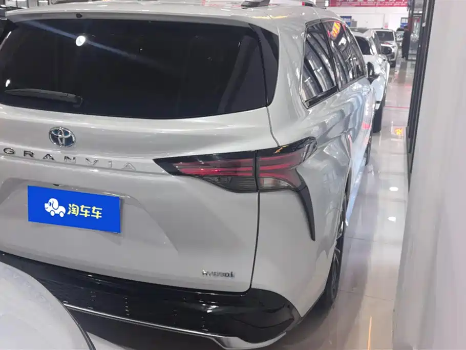 Toyota Granvia 2023 2.5L Hybrid Luxury Edition фото 3