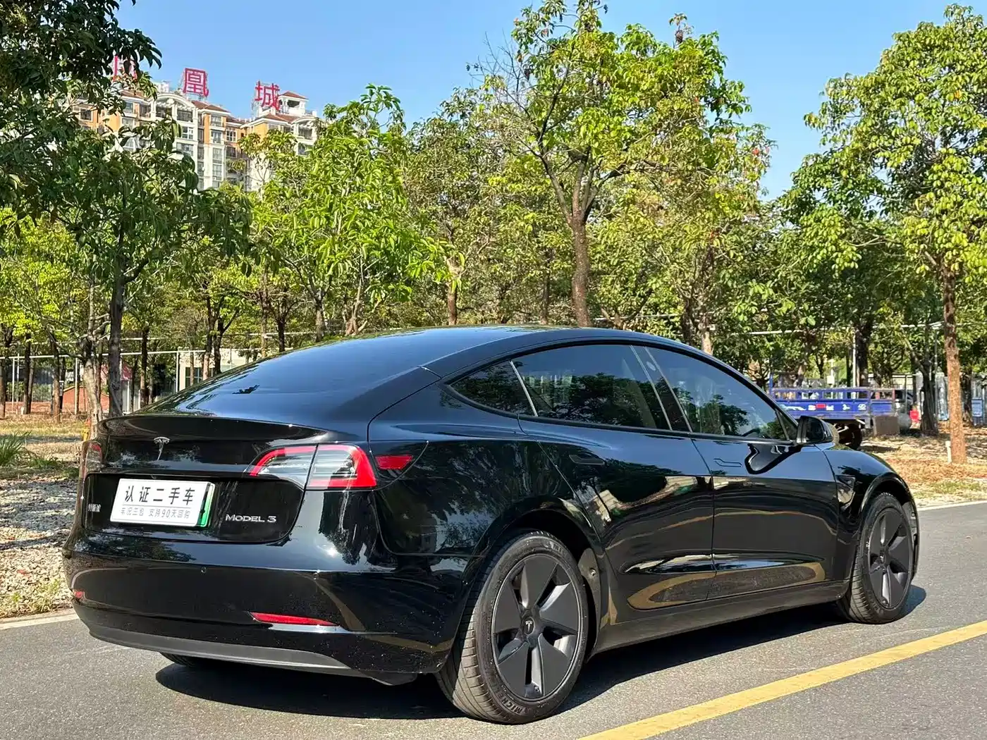 TESLA MODEL 3